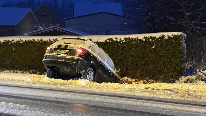 Ein Auto landet zwischen Lo&szlig;bruch und Kl&uuml;t am Donnerstagabend im Graben. - &copy; Jan Schillmann