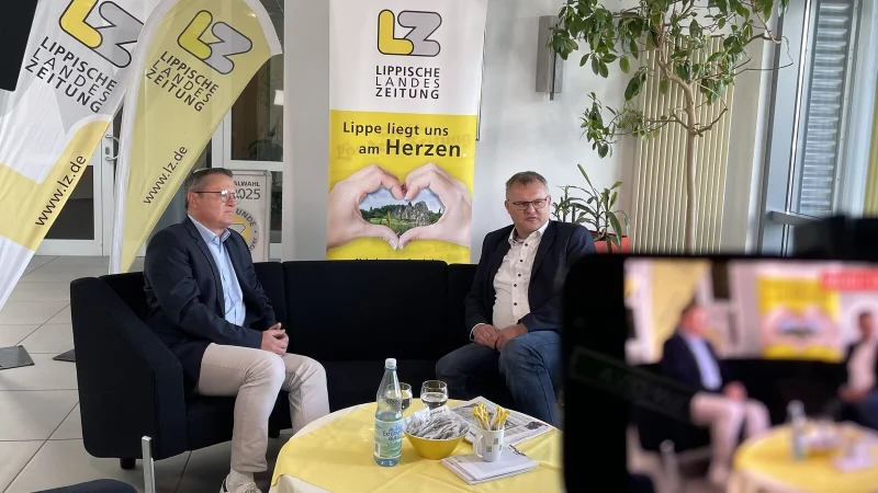 Wer macht das Rennen bei der Stichwahl am 28. September: Marco M&uuml;llers (links, parteilos) und Swen Horstmann (SPD) m&ouml;chten B&uuml;rgermeister von Schieder-Schwalenberg werden. - &copy; Silke Buhrmester