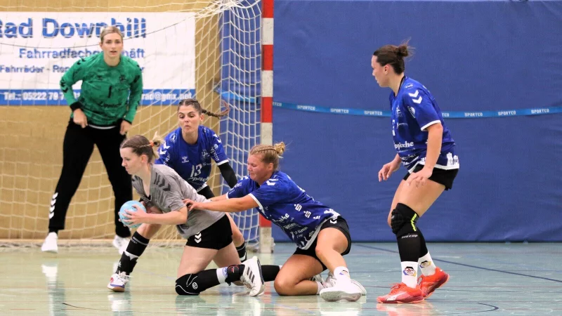 Vier Salzuflerinnen Lotta Bruns, Lena Marie Werner und Viola Jacobsmeier (von rechts) kommen nicht an den Ball. Torhüterin Laura Ortjohann die Szene. - © Oliver König