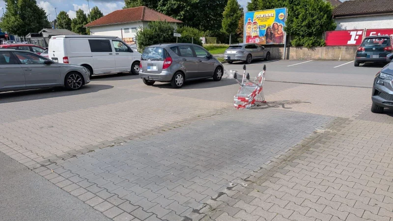 Der Unterstand f&uuml;r die Einkaufswagen wurde am Wochenende zerst&ouml;rt. Am Montag ist davon nicht mehr viel zu sehen. - &copy; Annika Langhagel