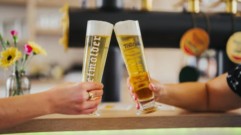 Prost-Mahlzeit: Beim Dinner-Hopping kann an verschiedenen Orten angesto&szlig;en werden. - &copy; Nils Kl&ouml;pper - Photo & Film Production