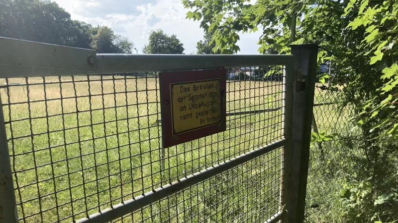 Auf dem Sportplatz in Holzhausen-Externsteine hat schon länger kein Junge mehr Fußball gespielt. Doch der Platz soll wieder reaktiviert werden. - © Cordula Gröne