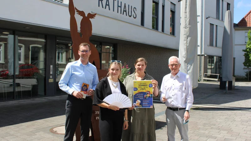 Bürgermeister und Vereinsvorsitzender Matthias Kalkreuter (von links), Lea Pommerenk, Julia Hinkelmann und Thomas Voss (alle Stadtmarketing) stellen das Programm für die drei Wochenenden vor. - © Lorraine Brinkmann