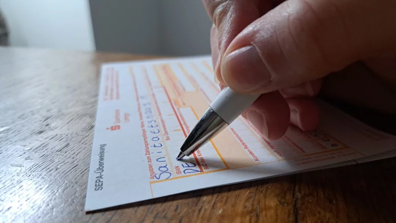 Wer ab Oktober eine &Uuml;berweisung ausstellt, sollte genau auf den Empf&auml;ngernamen achten. - &copy; Carolin Brokmann-F&ouml;rster