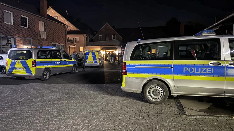 Ornungsamt, Zoll und Polizei haben am Donnerstagabend ein illegales Poker-Turnier im Veranstaltungsraum einer ehemaligen Gaststätte im Kaunitzer Ortszentrum beendet. Die Spieler werden aus dem Saal gewiesen. Einige diskutieren vor dem Eingang über das unplanmäßig frühe Ende des Abends.?Foto: Roland Thöring - © Roland Thöring