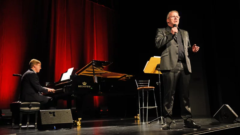 Weihnachtsklassiker und Welthits sang Ingo Dickewied in seinem Konzert "Alle Jahre Lieder". - &copy; Nicole Ellerbrake