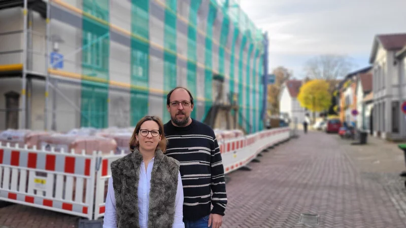 Tina Langner und Maik Soukal wollen die Alte Abtei f&uuml;r Hotelzimmer und Appartements nutzen. - &copy; Katrin Kantelberg