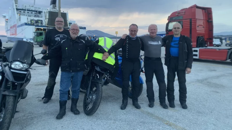 Heiner Wennige, Ulrich Schlake, Volker Schling, Andreas Burmeier und Emil Schulte (von links) am Hafen von Igoumenitza in Griechenland, - &copy; Ulrich Schlake