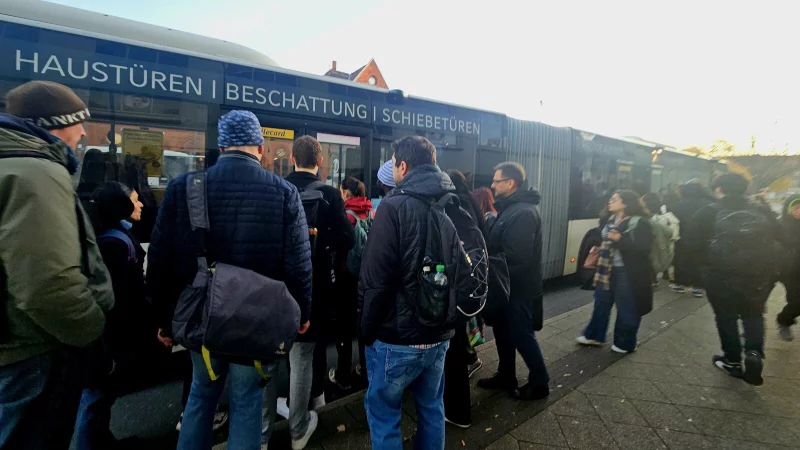 Die Situation rund um den Schienenersatzverkehr von Detmold nach Bielefeld isrt angespannt. Viele Pendlerinnen und Pendler sind genervt. Das wird sich die kommenden zwei Wochen auch nicht &auml;ndern. - &copy; Janet K&ouml;nig
