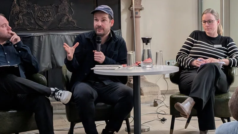 Positionen hinterfragen: Max Czollek (Mitte) im Gespr&auml;ch mit Fabian Schr&ouml;der (Museen Lemgo) und Dr. Sonja Girod von der VHS Detmold-Lemgo. - &copy; Annika Langhagel