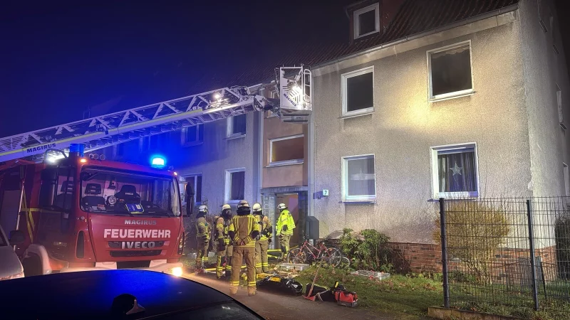 Ein Feuerwehreinsatz besch&auml;ftigt aktuell die Einsatzkr&auml;fte in Lage. - &copy; Blaulichtfotografen