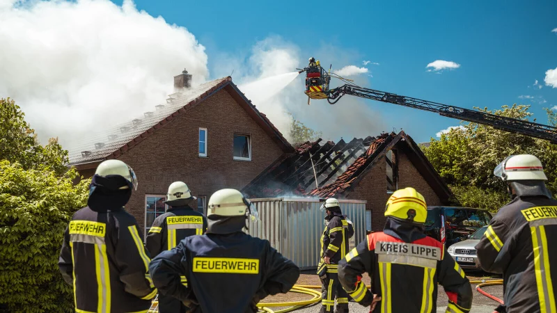 Wenn's brennt - wie hier im Mai in Horn-Bad Meinberg - ist die Feuerwehr vor Ort. Beim Info- und Familientag gewähren die verschiedenen Einheiten unter anderem einen Blick in ihre Arbeit. - © Archivbild: Freitag-TV
