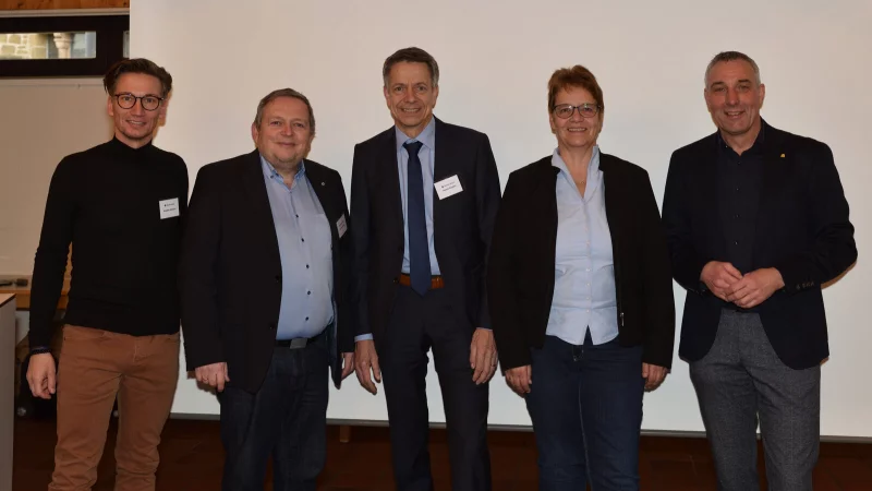 G&auml;ste auf der Jubil&auml;umsfeier (von links): Benjamin Kle&szlig;mann, Regionalleiter Blaues Kreuz NRW, Matthias Vollgrebe, Gesch&auml;ftsf&uuml;hrer Blaues Kreuz Diakoniewerk mGmbH, Thomas Reichert, Einrichtungsleiter Blaukreuz-Zentrum Lippe, Sabine Beine, Verwaltungsvorst&auml;ndin Kreis Lippe und Dirk Tolkemitt, B&uuml;rgermeister von Bad Salzuflen. - &copy; Blaukreuz-Zentrum Lippe