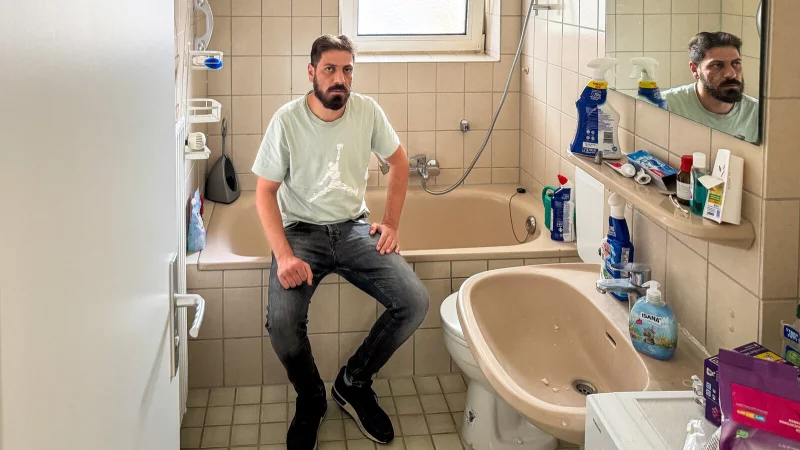 LEG-Mieter Ali Kanaan im Badezimmer seiner Erdgeschosswohnung. Vor wenigen Tagen stand hier noch alles unter Wasser. - &copy; Raphael Bartling