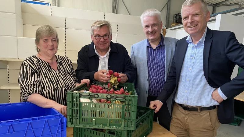 Eine Spende von 3000 Euro übergaben die Mitglieder des Oerlinghauser Lions Club an die Organisation. Das Foto zeigt Birgit Psiorz (von links), Andreas Marx, Alfons Haselhorst und Johannes Jaklin bei der Übergabe. - © Horst Biere