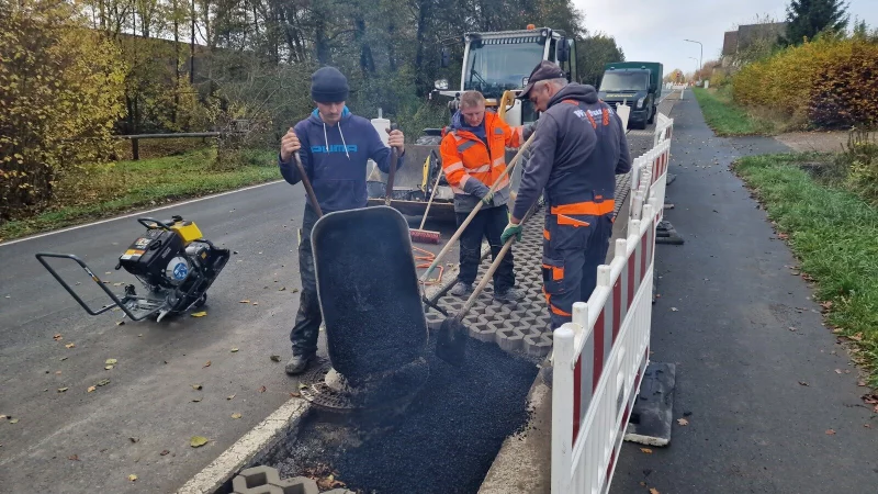 Arbeiter machen das Stra&szlig;enbankett an der Vo&szlig;heider Stra&szlig;e neu. - &copy; Nadine Uphoff