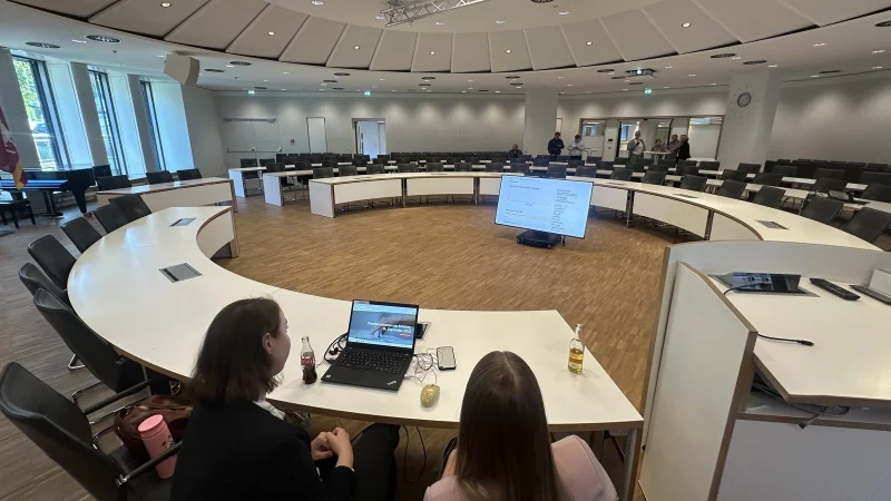 Viele Pl&auml;tze im neuen Kreistag waren zu vergeben &ndash; die meisten sind es auch schon. Doch das endg&uuml;ltige Ergebnis l&auml;sst noch auf sich warten, fehlen doch etwa 8000 Nachwahl-Stimmen aus Lage. - &copy; Dirk Baldus