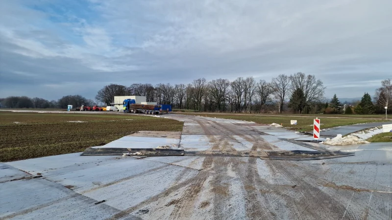 Die Vorbereitungen f&uuml;r die Anlieferung der gro&szlig;en und schweren Windradteile laufen. Auf dem Feld sind bereits Platten ausgelegt worden. - &copy; Nadine Uphoff