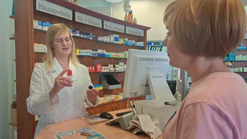 Apothekerin Marleen Windg&auml;tter erkl&auml;rt Marina Sekin exemplarisch die Funktion eines Inhalators. - &copy; Carolin Brokmann-F&ouml;rster
