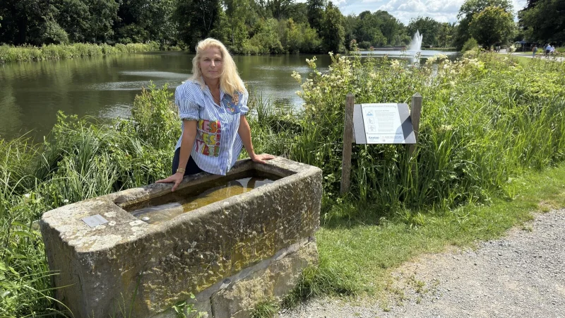Iris Ückermann steht am Armbecken im Landschaftsgarten in unmittelbarer Nähe zum Kurparksee. - © Sven Kienscherf