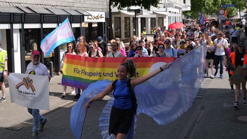 Detmold steht beim CSD ganz im Zeichen des Regenbogens. Rund 1000 Menschen ziehen bei der Demonstration durch die Innenstadt. - © Thomas Krügler