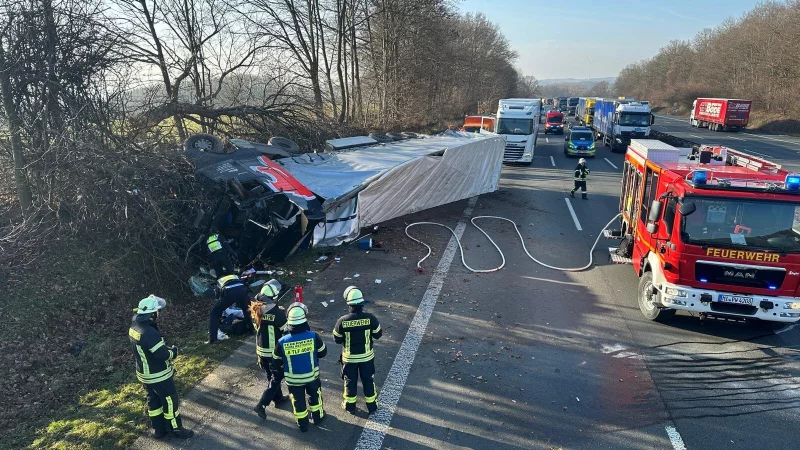 Der 40-Tonner hat Erd- oder Torfs&auml;cke geladen. F&uuml;r die Bergung muss er entladen werden, dann wird ein Kran ben&ouml;tigt. Foto: - &copy; Feuerwehr Porta/Michael Horst