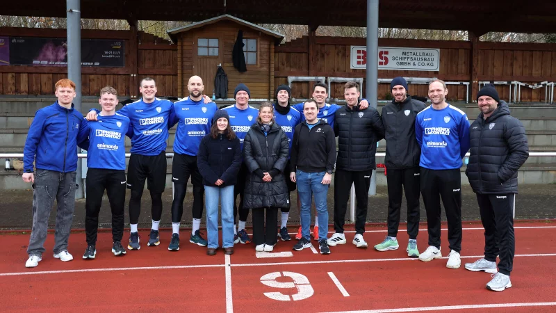 Trainer Florian Kehrmann (rechts) und Co-Trainer Matthias Struck pr&uuml;ften mit dem Team des Sportmedizinischen Instituts der Universit&auml;t Paderborn am Donnerstagmorgen die Laktatwerte der Bundesligaprofis vom TBV Lemgo Lippe. - &copy; TBV Lemgo Lippe/Paul Cohen