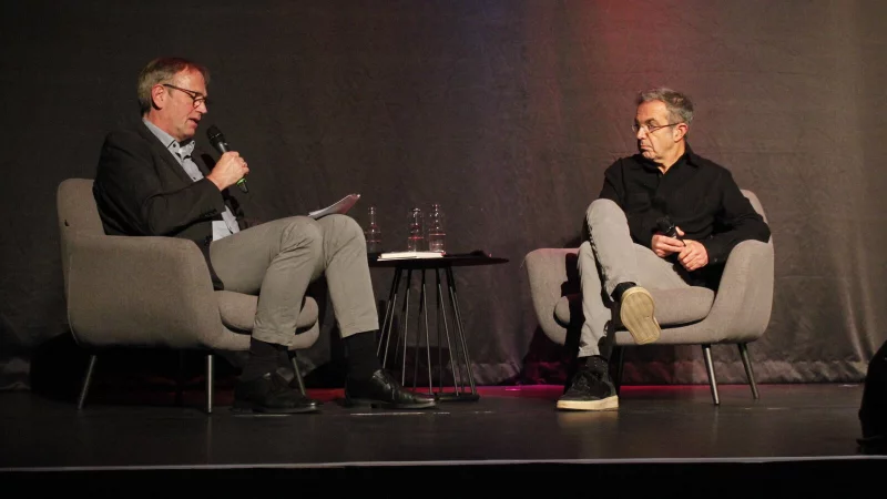 Navid Kermani (rechts) zusammen mit Dieter B&ouml;kemeier von der Lippischen Landeskirche.

Kermani_2: Der Publizist und habilitierte Orientalist Navid Kermani las am Sonntagabend aus seinem neuen Buch Wenn sich unsere Herzen gleich &ouml;ffnen &ndash; &Uuml;ber Politik und Liebe. Foto Juliana Szabo - &copy; Juliana Szabo