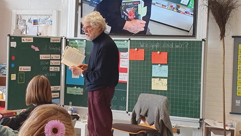 Klaus Mai f&ouml;rdert als Lesepate die Kinder der Grundschule In der Senne und bringt ihnen die Freude am Lesen n&auml;her. - &copy; Grundschule In der Senne