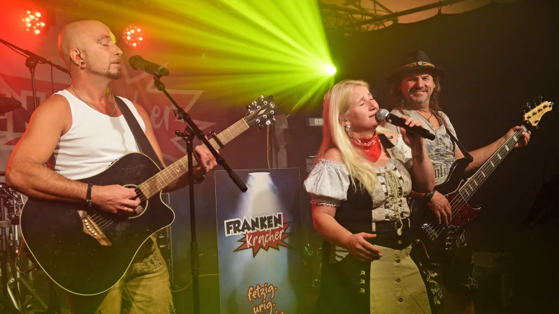 Beim Oktoberfest der Bad Meinberger Schützen herrschte immer ausgelassene Stimmung. In diesem Jahr musste es allerdings ausfallen. - © Archivfoto: Nicole Ellerbrake