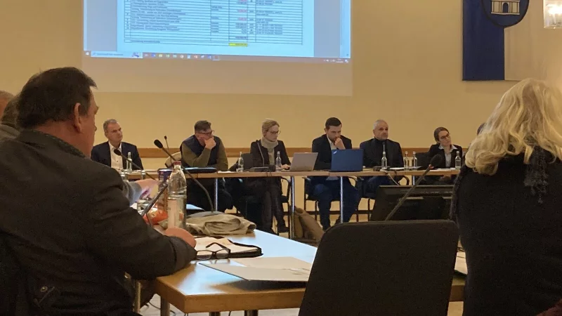 In der Ratssitzung am 13. Februar ging es auch um die Verabschiedung des Haushalts 2025. Im Vordergrund links sitzt Peter Baidin (AfD). Der Platz seines Fraktionskollegen André Buchmiller bleibt - wie fast immer - leer. - © Cordula Gröne