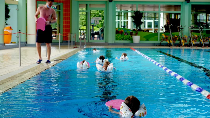 Die Schwimmkurse im Hallenbad vom Eau-Le werden voraussichtlich im kommenden Jahr frühzeitig ins Freibad ausweichen müssen. - © Stadtwerke Lemgo