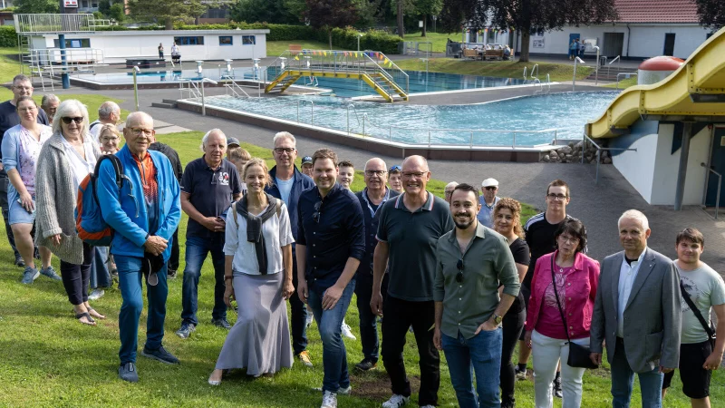 Bei der Er&ouml;ffnung des Eggebads waren B&uuml;rger, Freiwillige und Politik anwesend. - &copy; Stadt Horn-Bad Meinberg