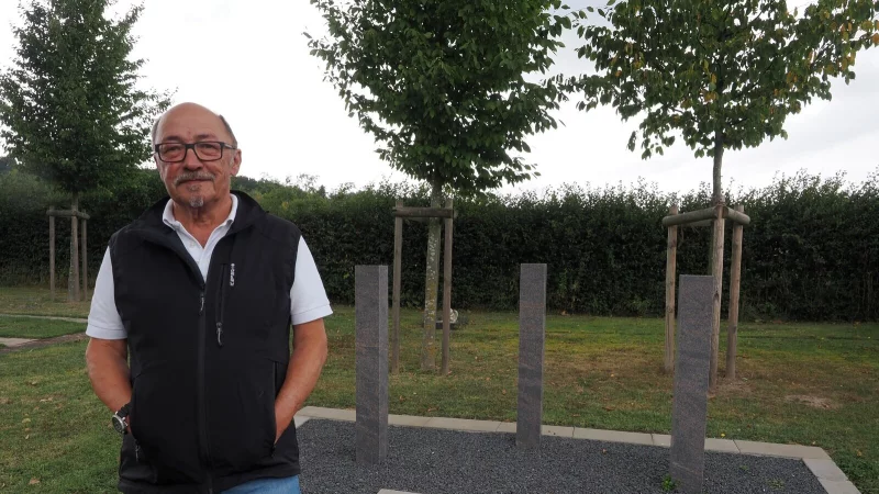 Seit mehr als 20 Jahren verwaltet Otto Piesk die Selbecker Sterbekasse, die zum Ziegler- und Heimatverein geh&ouml;rt. Dessen Mitglieder engagieren sich auch bei der Pflege des Friedhofs. Auch als es darum ging, ein neues Stelenbeet f&uuml;r teilanonyme Bestattungen anzulegen, hat der Verein mitgeholfen. - &copy; Andreas Barnekow