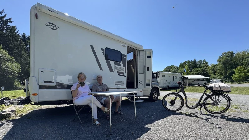 Frank Plaumann (73) und Jutta Tenberg (71) haben seit Dienstagnachmittag ihr Quartier in der Flachsheide aufgeschlagen. - &copy; Sven Kienscherf