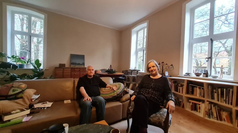 Wohnen im Schloss: Mit Glamour hat das für Sigrun Brunsiek und Josef Spiegel nichts zu tun. Eigentlich eine 120-Quadratmeter-Wohnung mit hohen Wänden. Und doch ist das Haus etwas ganz Besonderes. - © Marianne Schwarzer