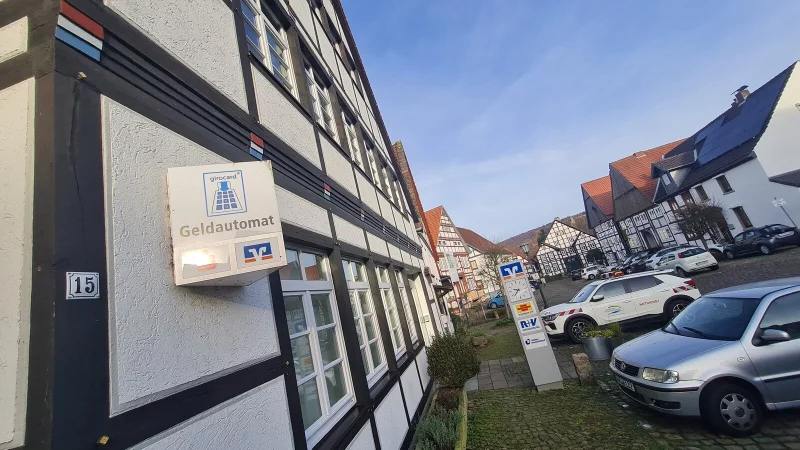 Die Tage sind gez&auml;hlt, in denen die Schwalenberger und ihre G&auml;ste hier in der Altstadt an Bargeld kommen k&ouml;nnen. - &copy; Marianne Schwarzer