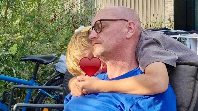 Umarmung f&uuml;r den Papa: J&ouml;rn Spilker leidet an einem b&ouml;sartigen und aggressiven Hirntumor. - &copy; Nicole Spilker