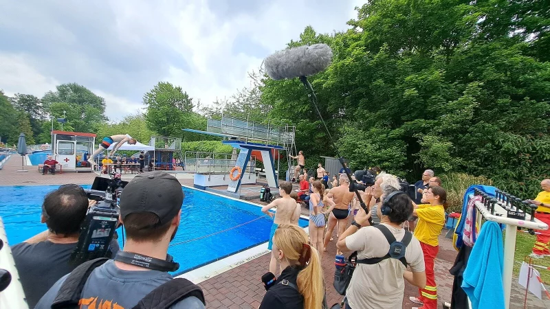 Zur großen Rettungsaktion im Wiedenbrücker Freibad im Kreis Gütersloh rückten sogar mehrere TV-Teams an. - © Marion Pokorra