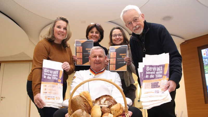 Mickel Biere von der Bäcker-Innung der Kreishandwerkerschaft Paderborn-Lippe (vorne mit Brötchenkorb), Gleichstellungsbeauftragte Nicole Krüger (von links), Stefani Quentell (Soroptimist-Club Detmold), Christiane Nitschke (Soroptimist-Club Detmold-Lippische Rose) und Günter Kuhlemann (Dr. Ritter-Stiftung) setzen ein Zeichen gegen häusliche Gewalt. - © Kreis Lippe
