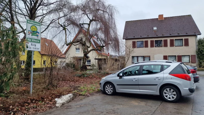 Diese Haltezone f&uuml;r Eltern an der Ewerbeckstra&szlig;e in Brake wurde vor rund einem Jahr eingerichtet. - &copy; Nadine Uphoff