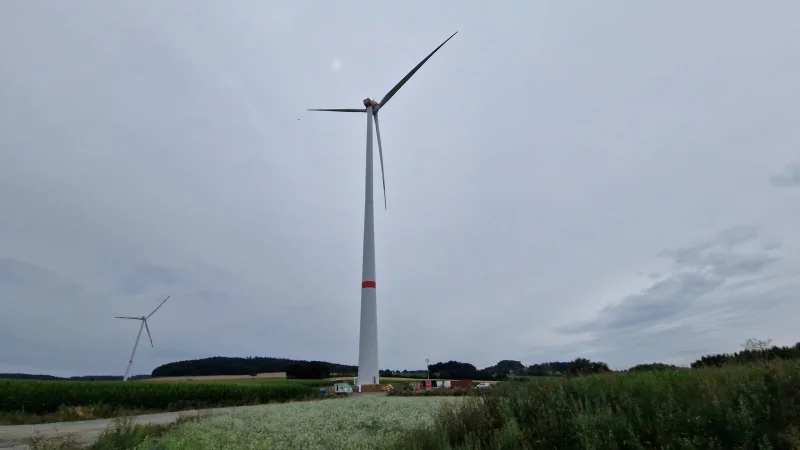 Das Windrad an der L&uuml;tter Stra&szlig;e bei Vo&szlig;heide soll n&auml;chste Woche seinen Betrieb aufnehmen. - &copy; Nadine Uphoff