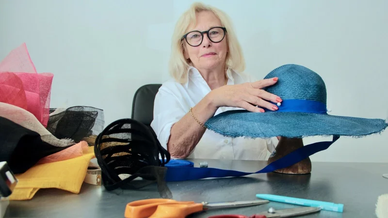 Am 1. Oktober 1975 er&ouml;ffnete die damals 27-j&auml;hrige Astrid Schumacher ihr kleines Hutgesch&auml;ft am Salzhof in Bad Salzuflen: Astrid&rsquo;s Hutmoden, hat sie es genannt. - &copy; Heidi Stork