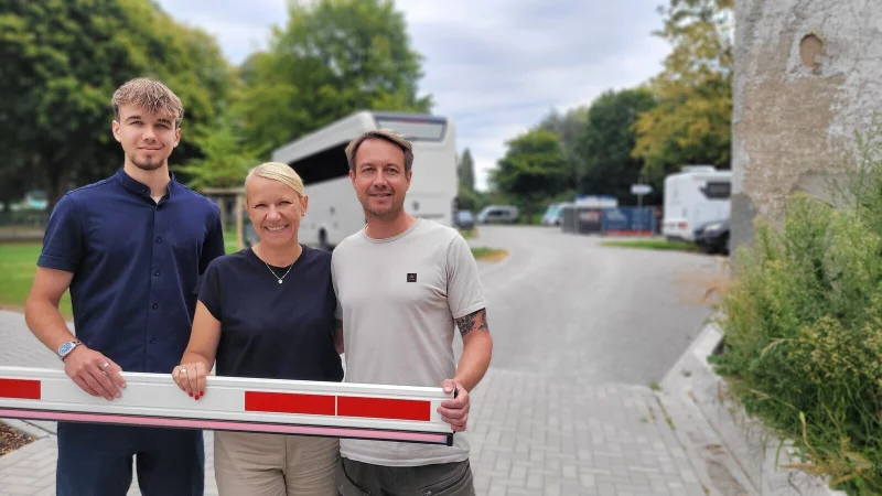 Ein Wohnmobilplatz als Familienprojekt: Ben, Yvonne und Dennis begr&uuml;&szlig;en die G&auml;ste beim "Heimatcamping". Sohn Max macht ein Auslandssemester, ist ansonsten aber auch dabei. - &copy; Katrin Kantelberg
