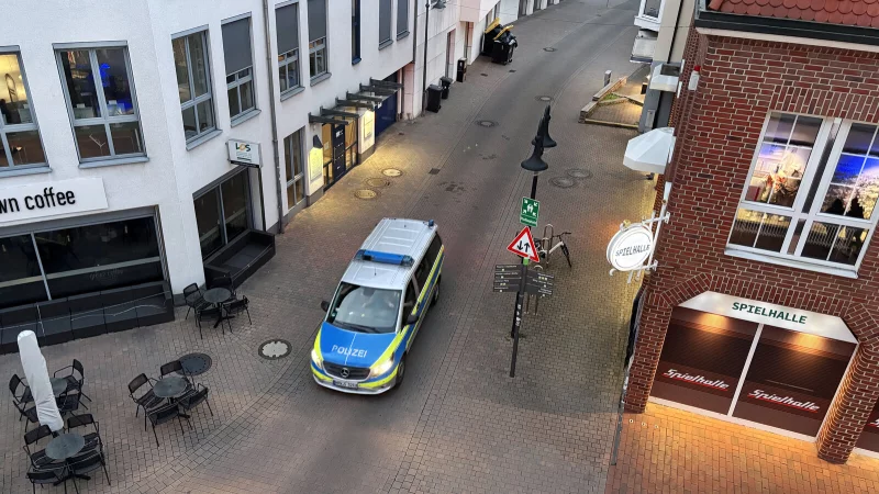 Ein Streifenwagen der G&uuml;tersloher Polizei patrouilliert am Montagabend durch die G&uuml;tersloher Innenstadt, hier im Einm&uuml;ndungsbereich von Ernst-Buschmann-Stra&szlig;e und Eickhoffstra&szlig;e. - &copy; Patrick Menzel