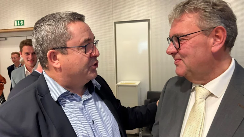 Staffelstab-&Uuml;bergabe: Landrat Dr. Axel Lehmann (links) gratuliert am Stichwahl-Abend seinem Nachfolger Meinolf Haase. - &copy; Martin Hostert