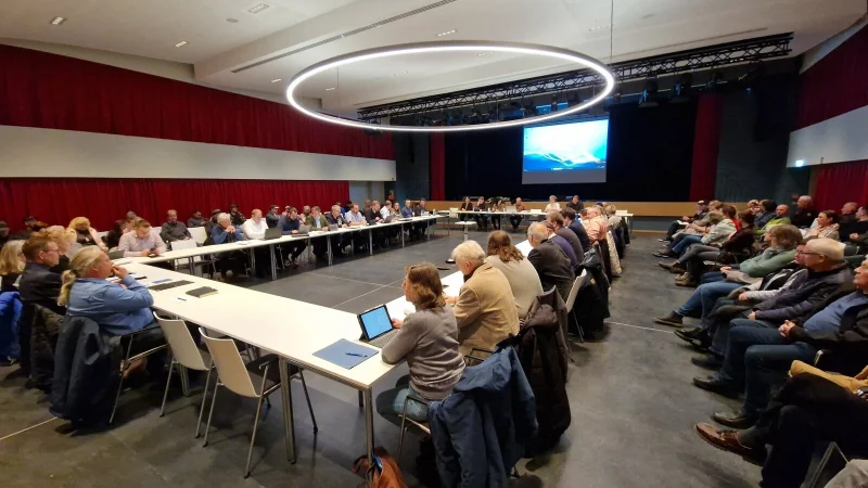 Zwei Lager: Links sitzen CDU und UKB sowie ihre Unterst&uuml;tzer, rechts SPD und Gr&uuml;ne sowie ihre Unterst&uuml;tzer. - &copy; Nadine Uphoff