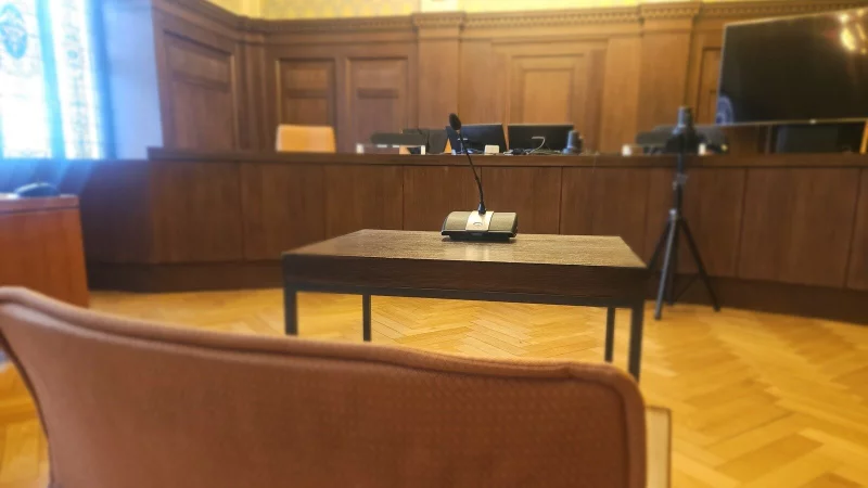 Ein 54-J&auml;hriger muss sich vor dem Landgericht Detmold f&uuml;r einen schwerwiegenden Fehler verantworten, den er vor mehr als 21 begangen haben soll. Damals handelte der Angeklagte mit Heroin. Zwei Jahrzehnte konnte er der Strafverfolgung entkommen. - &copy; Janet K&ouml;nig