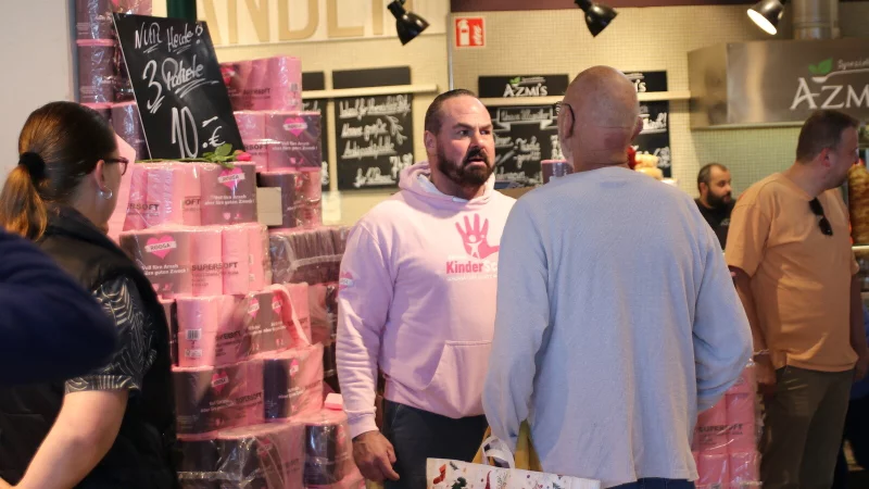 Carsten Stahl im Gespr&auml;ch mit einem bekennenden P&auml;dophilen. Der TV-Star fand deutliche Worte. - &copy; Claus Frickemeier