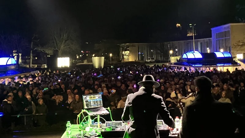 Das Team Deejay Plus liefert Partystimmung f&uuml;r die G&auml;ste der Open-Air-Party. - &copy; Stadt Bad Salzuflen/Eventmanagement